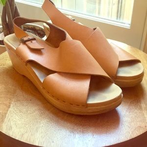 Women’s wooden sandals